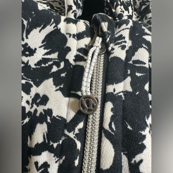 Lululemon Scuba Hoodie Black and White Floral Print 8 jacket EUC - Picture 6 of 8